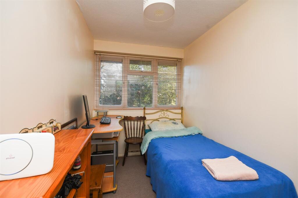 6 Upper Vauxhall - Bedroom 2.jpg