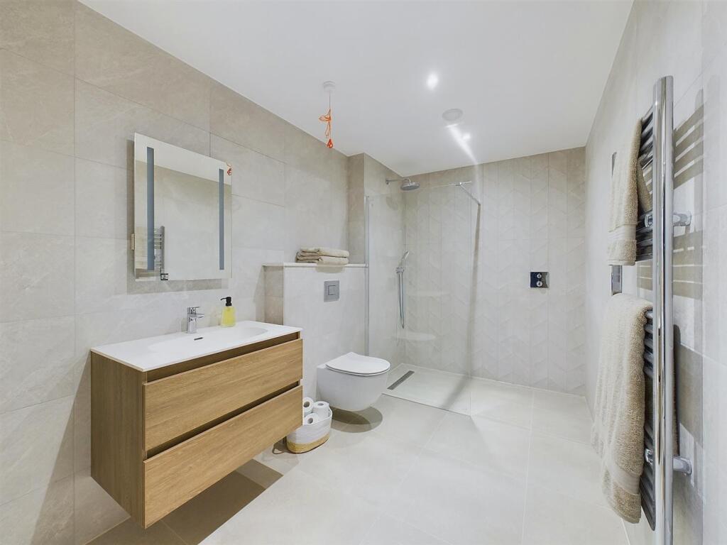 Show Apartment En-Suite.jpg