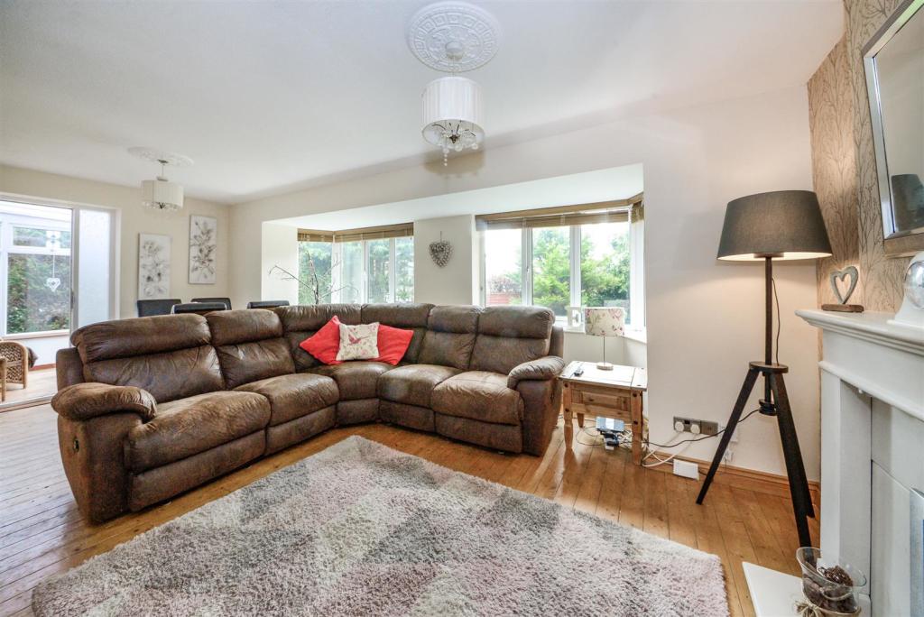 OPEN-PLAN LIVING DINING ROOM