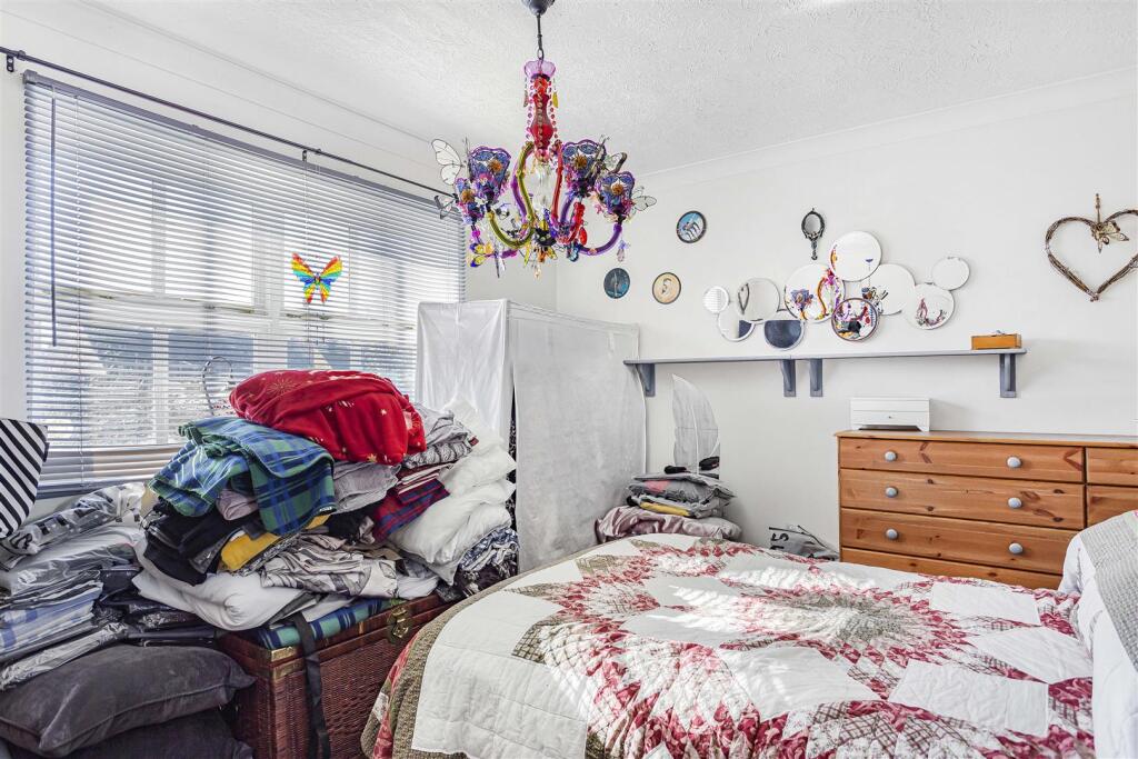 Wickets Bedroom 3.jpg