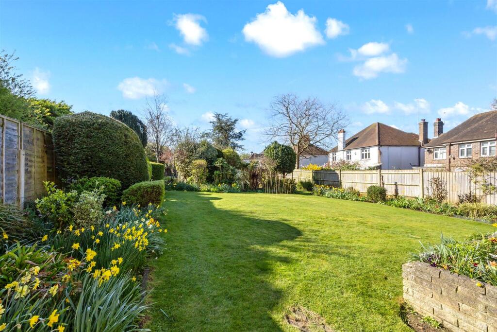 The Droveway 80 GARDEN LAWN.jpeg