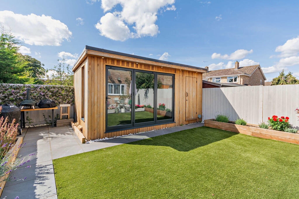 8663137-exterior0...