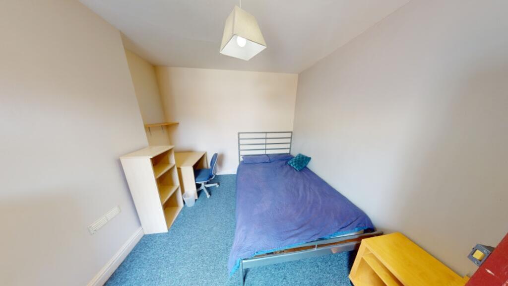 A bright and tidy double bedroom with ample spa...
