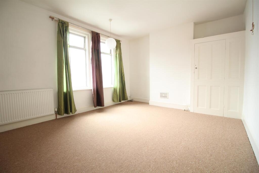 122 Christchurch Road Master Bedroom.JPG