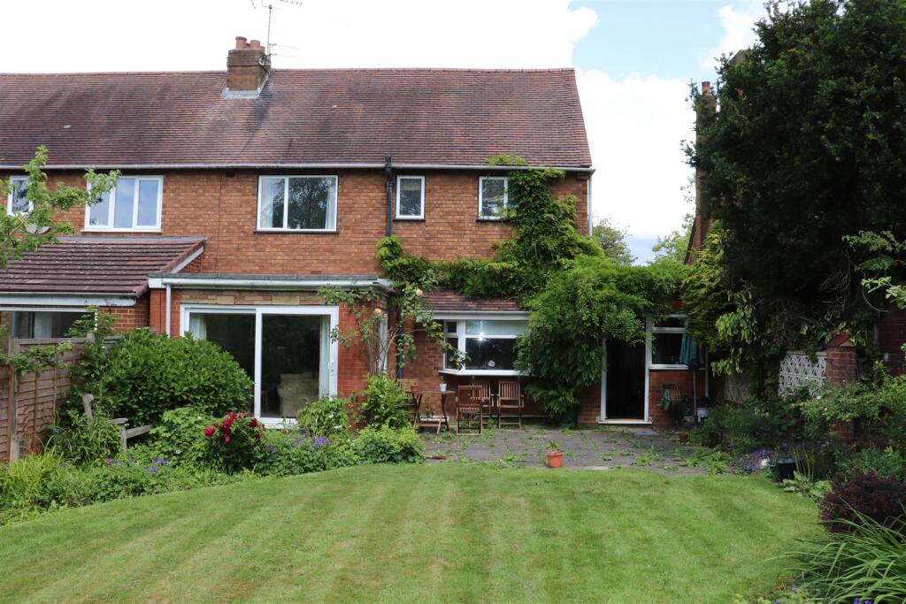 GOOD SIZED REAR GARDEN