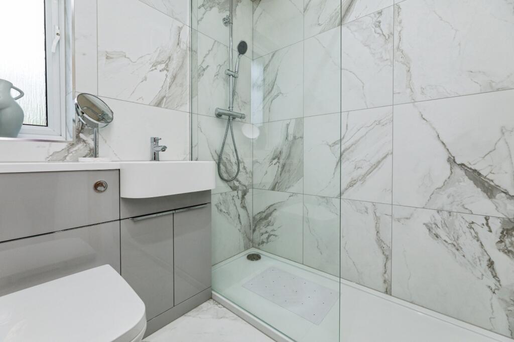 pbox-bathroom-326008.jpg