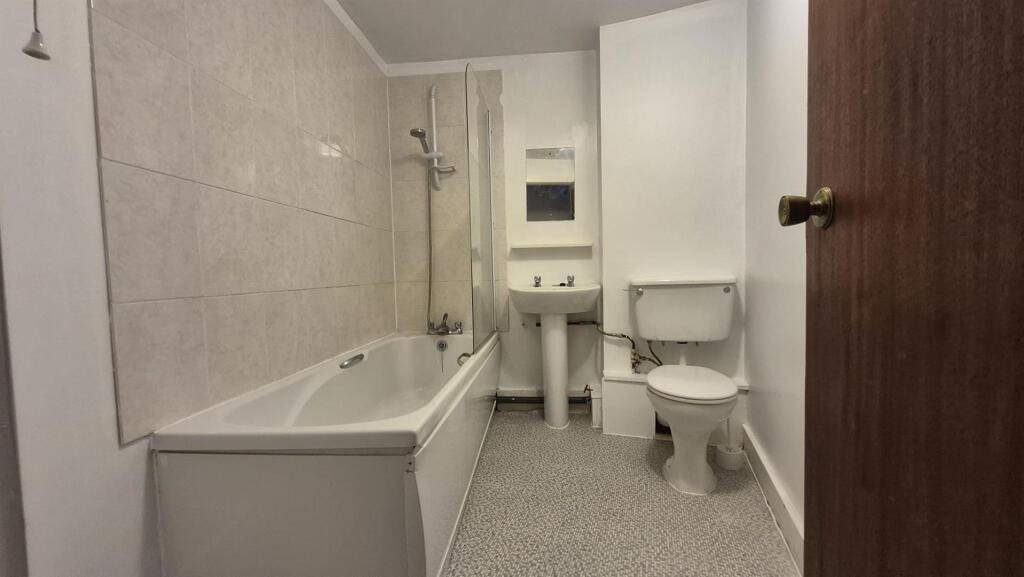 F417DS Bathroom 2.jpeg