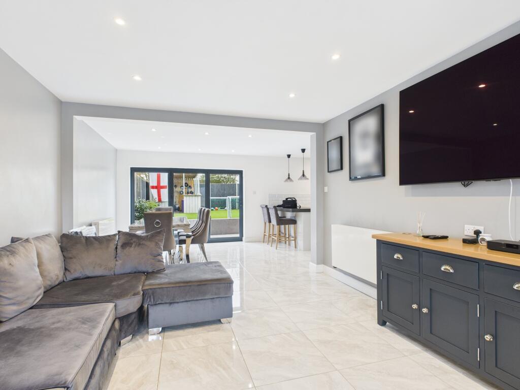 Living Room Toward R