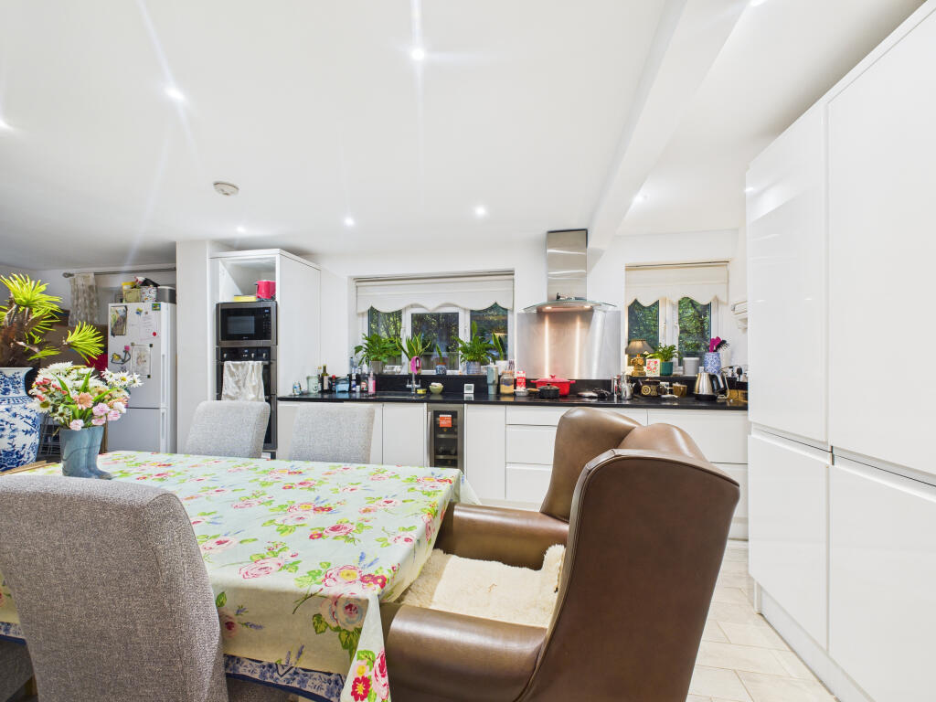 CAM02909G0-PR0507-STILL014