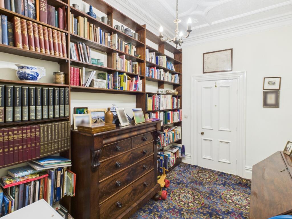 CAM04233G0-PR0042-STILL041