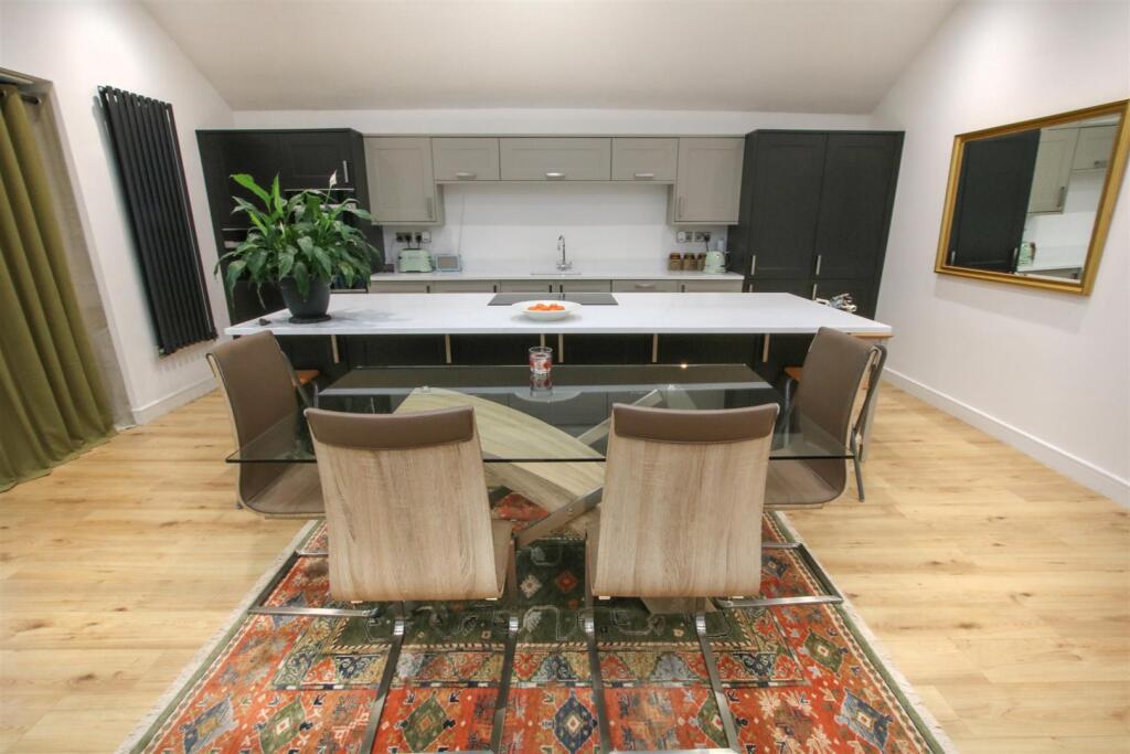 OPEN PLAN LIVING DINING 'ISLAND' KITCHEN