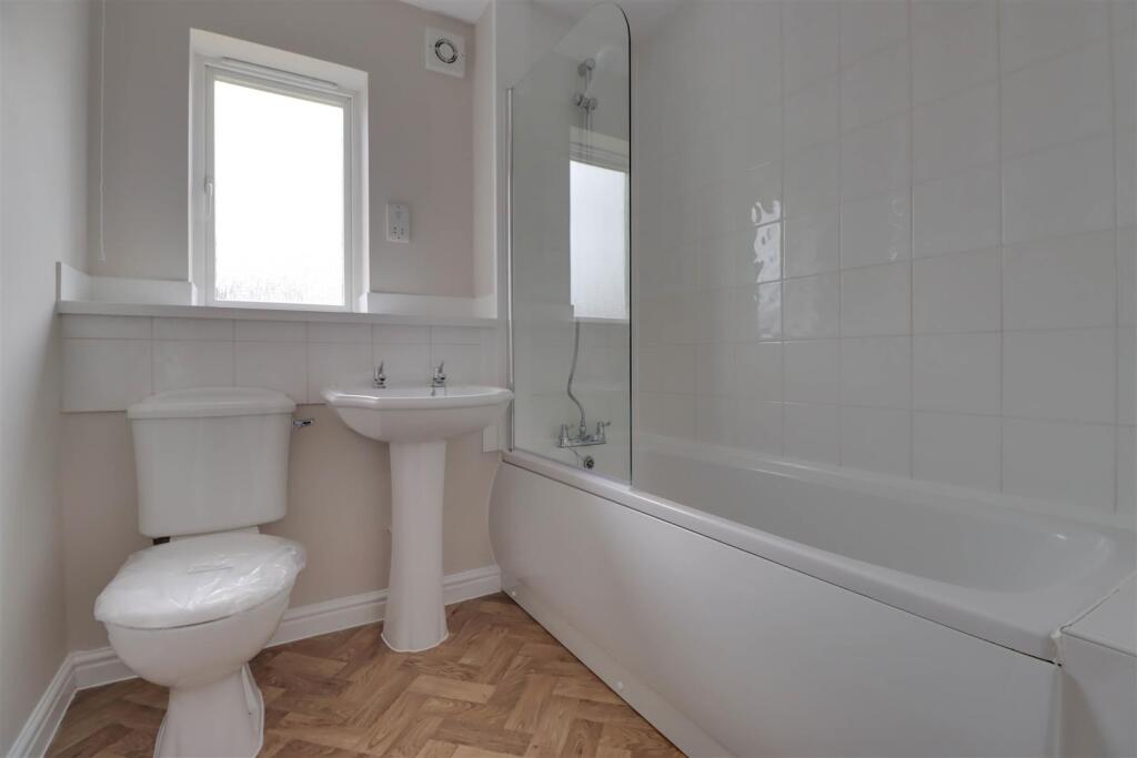 12 HEADINGLEY CLOSE-5.jpg