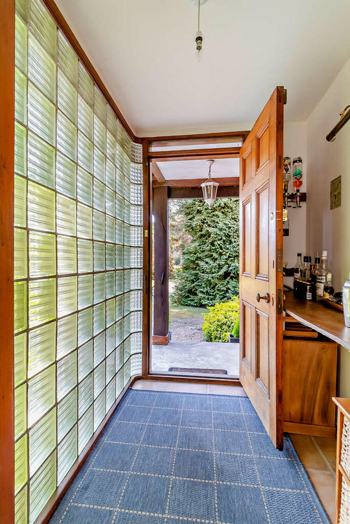 8548049-interior1...