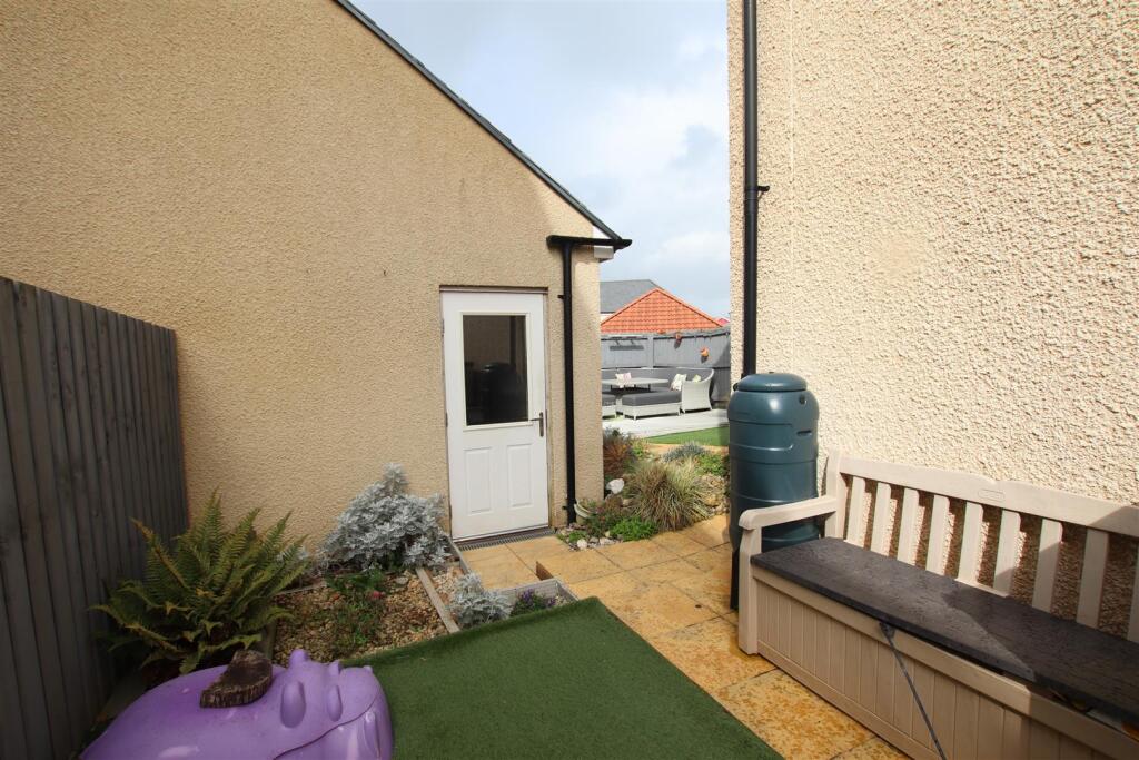 Side Garden &amp; Garage.JPG