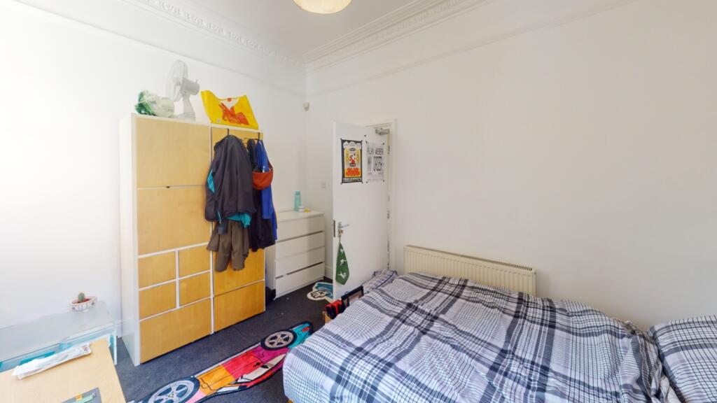 Lrg_Bedroom (1)