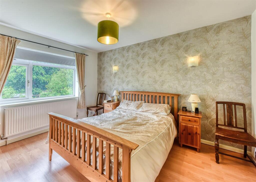32 Highlands Road-bed1.jpg
