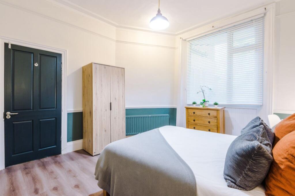 27LA - Bedroom