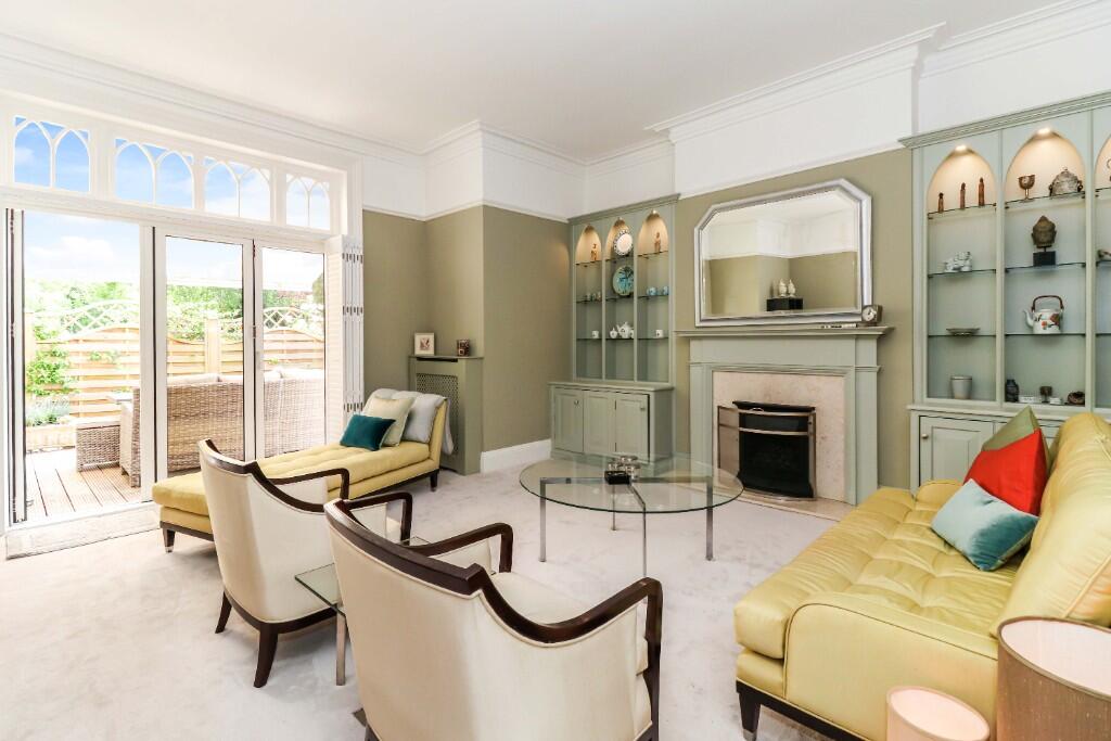 Sitting/dining room