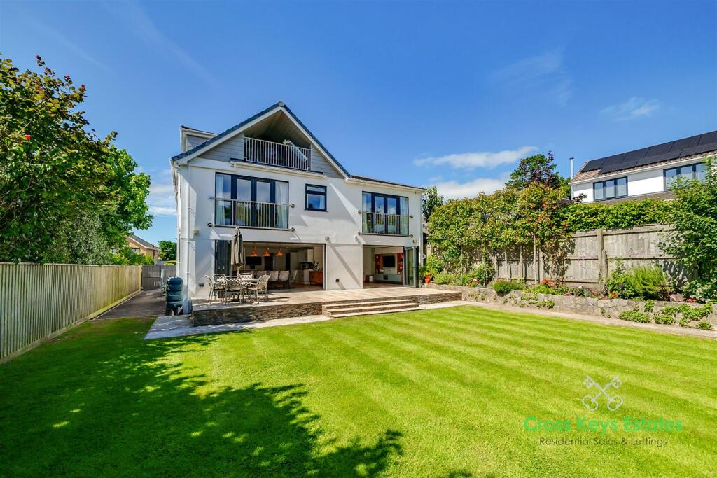 Gardens &amp; Surrounding Area