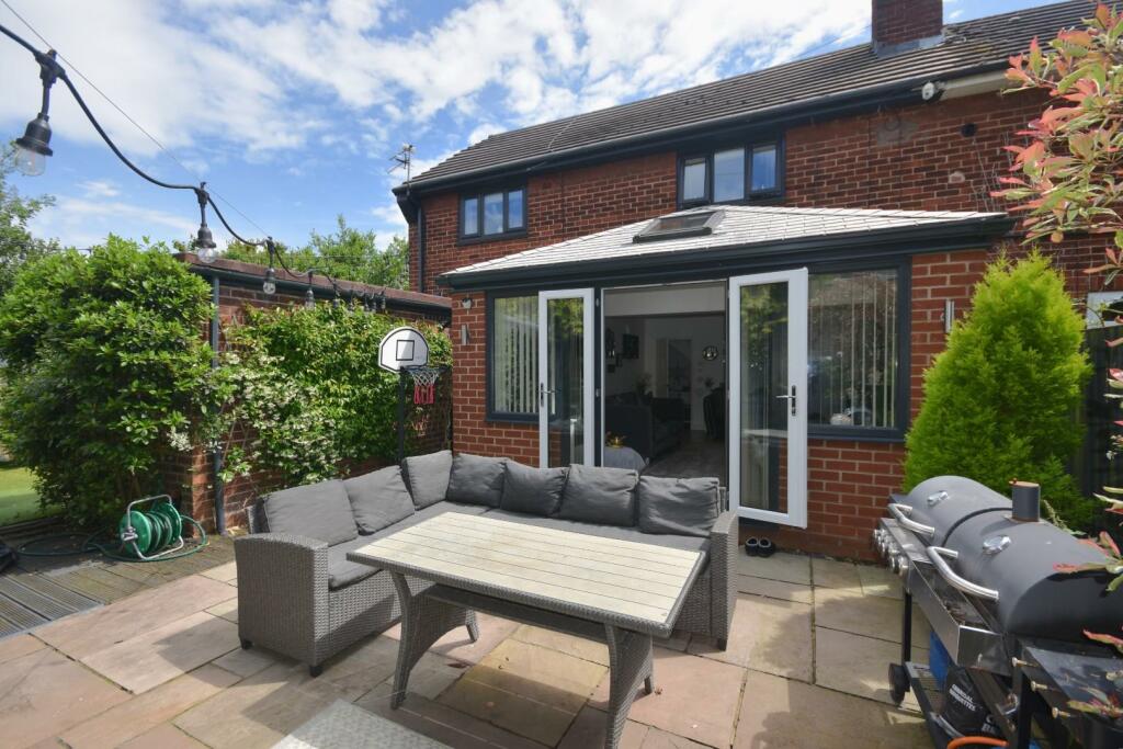 PATIO AREA WITH HOT DUB