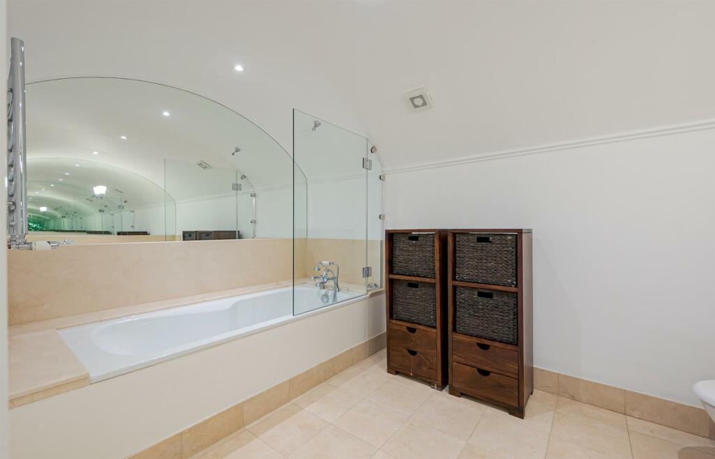 The Boltons 4 Gdn Flat 2024-11-2. Low Res.jpg