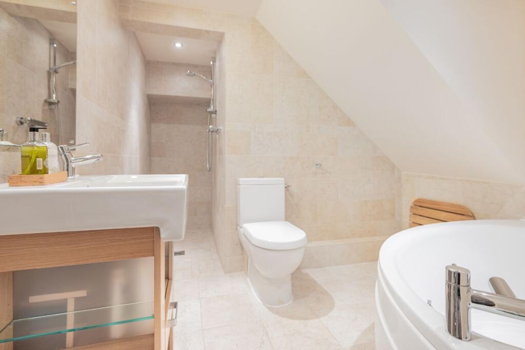 Annexe - Main bathroom