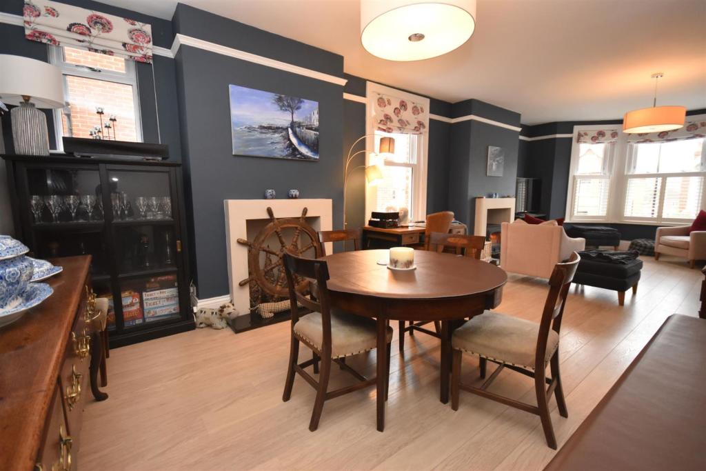 Dining Area..JPG