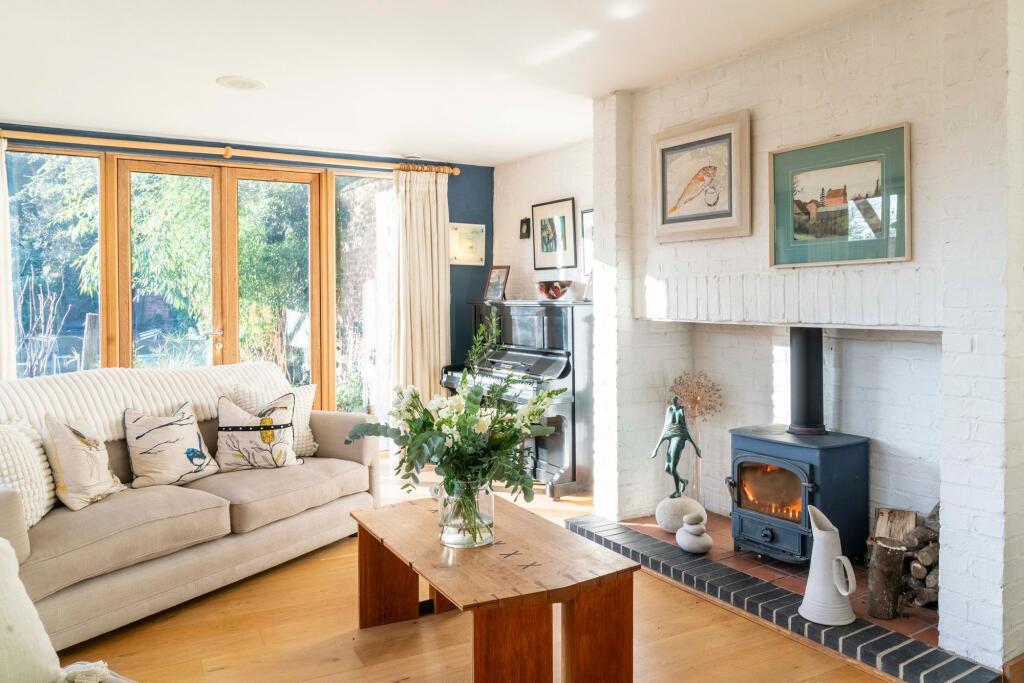 Cosy and warm yet light and airy, the living room