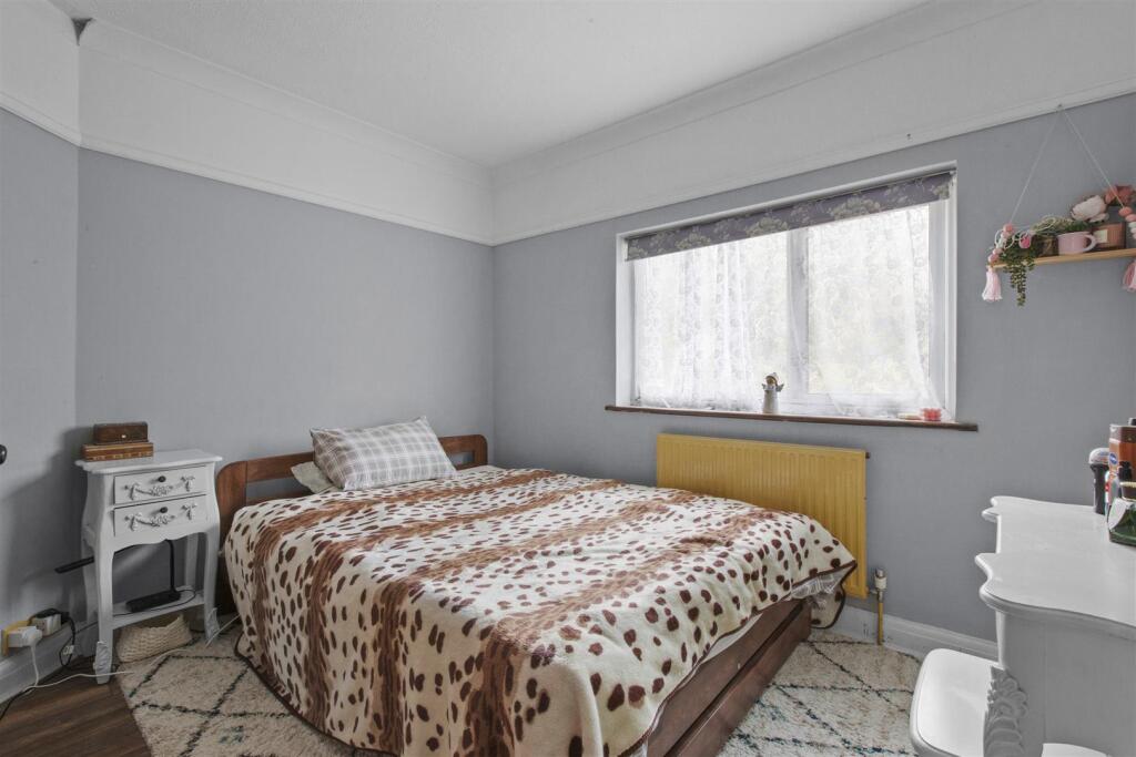 40 White Close, HP13 5NG-2.jpg