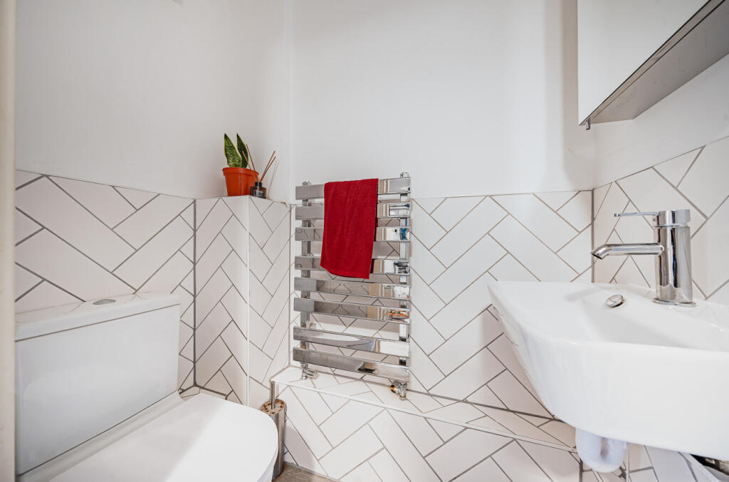 1290360-5-684c8a3...