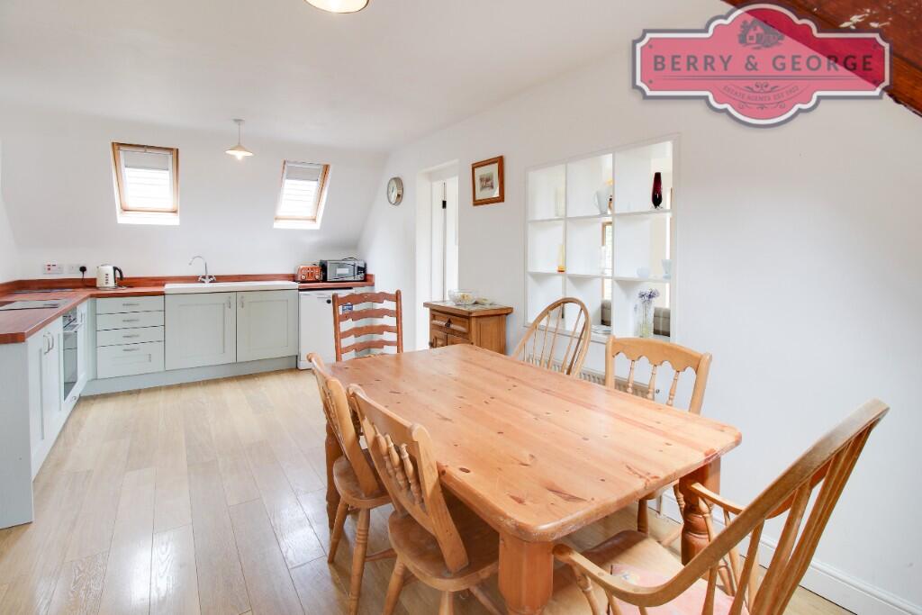 KITCHEN / BREAKFAST