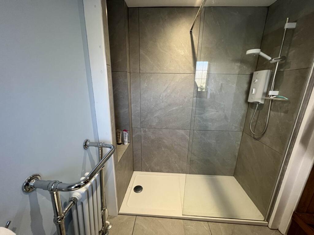 SHOWER ROOM PHOTOGRA