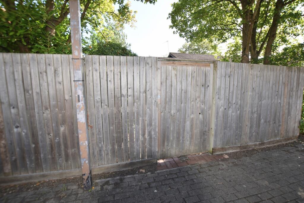 18 Cadman Square gate