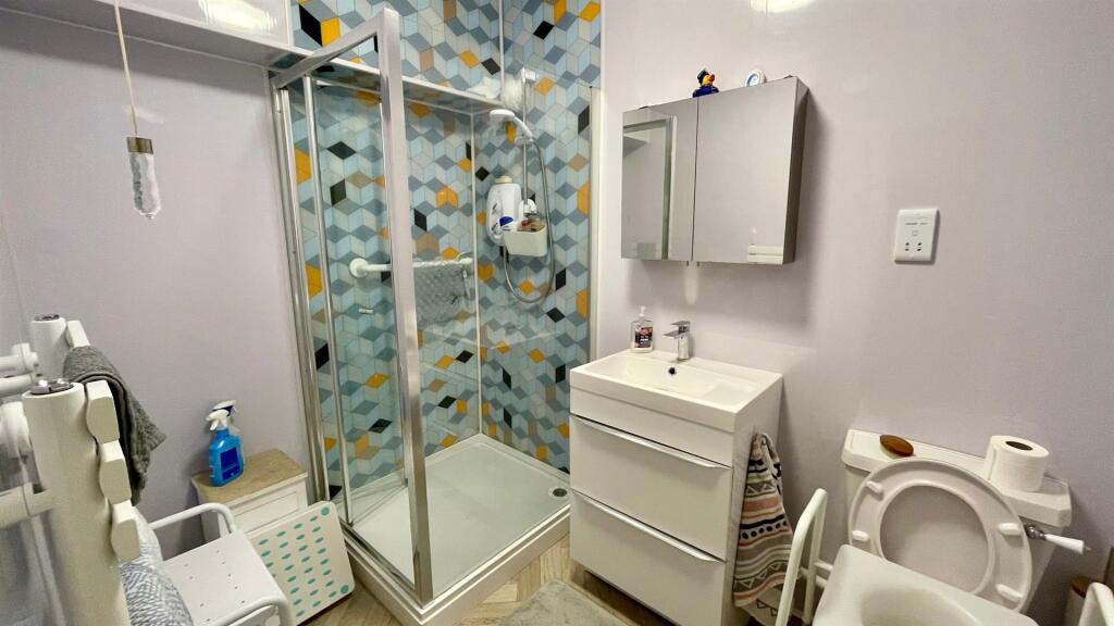 MODERN 3-PIECE SHOWER