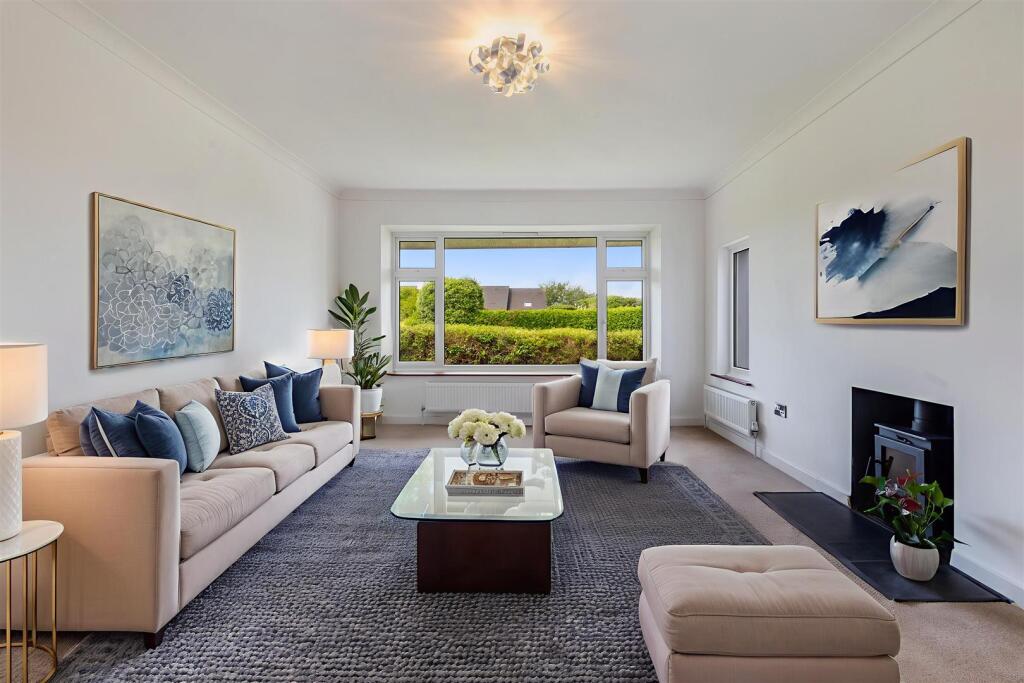 A10-3-Manor-Bend-Galmpton-250611 - Living Room - M