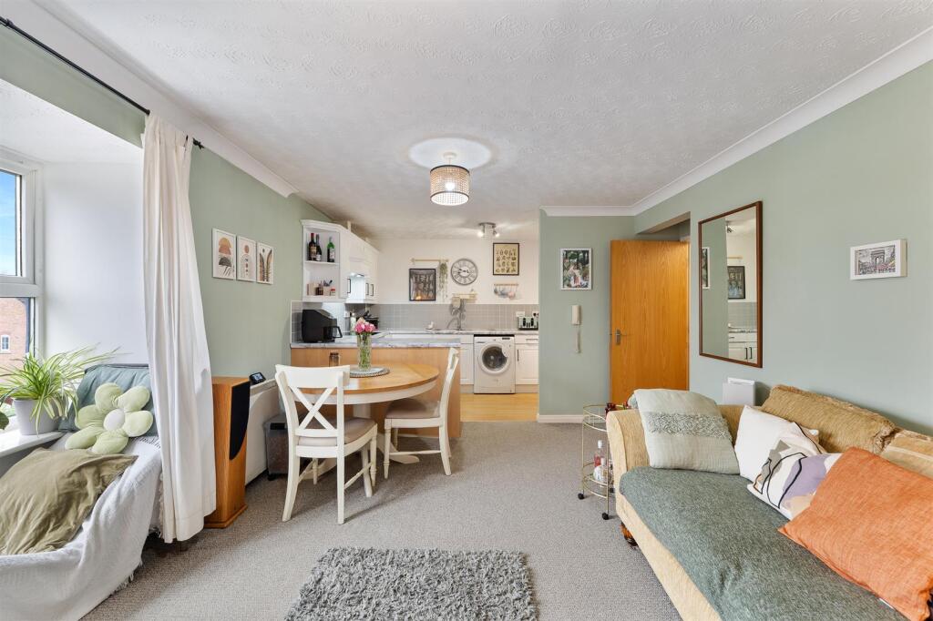 Open Plan Lounge &amp; Kitchen Diner