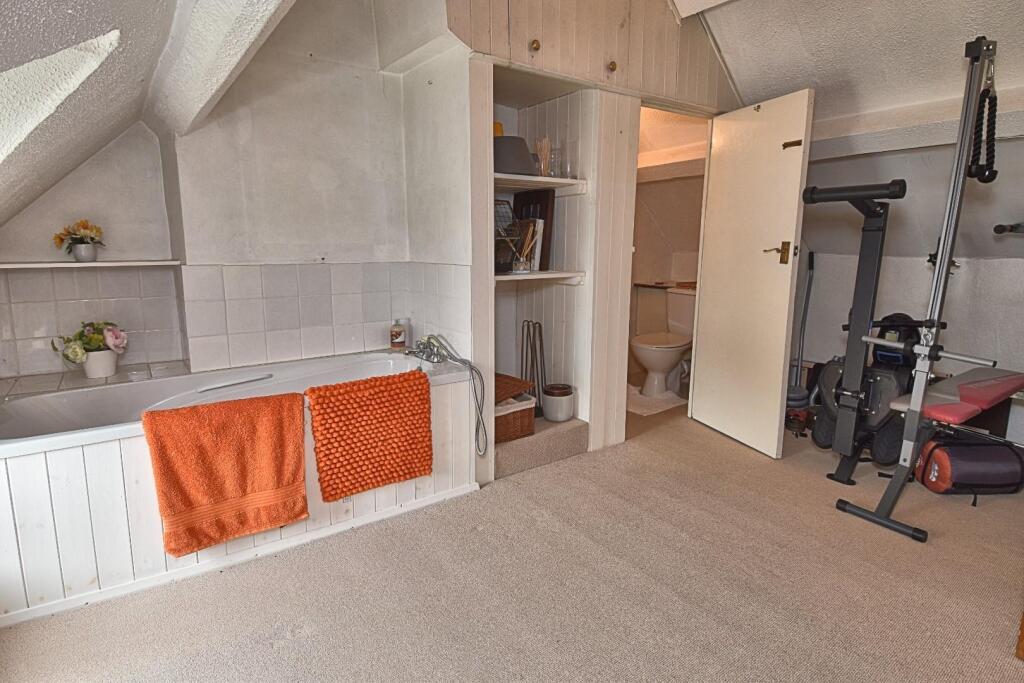 BATHROOM/OCCASIONAL BEDROOM