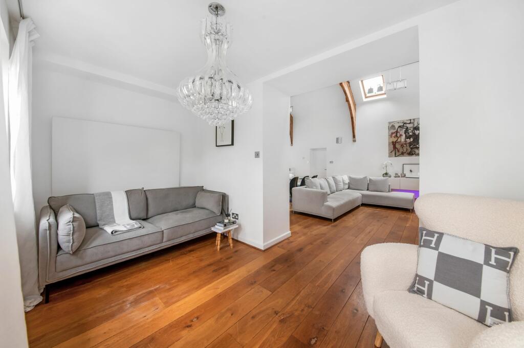 FAMILY ROOM / SNUG