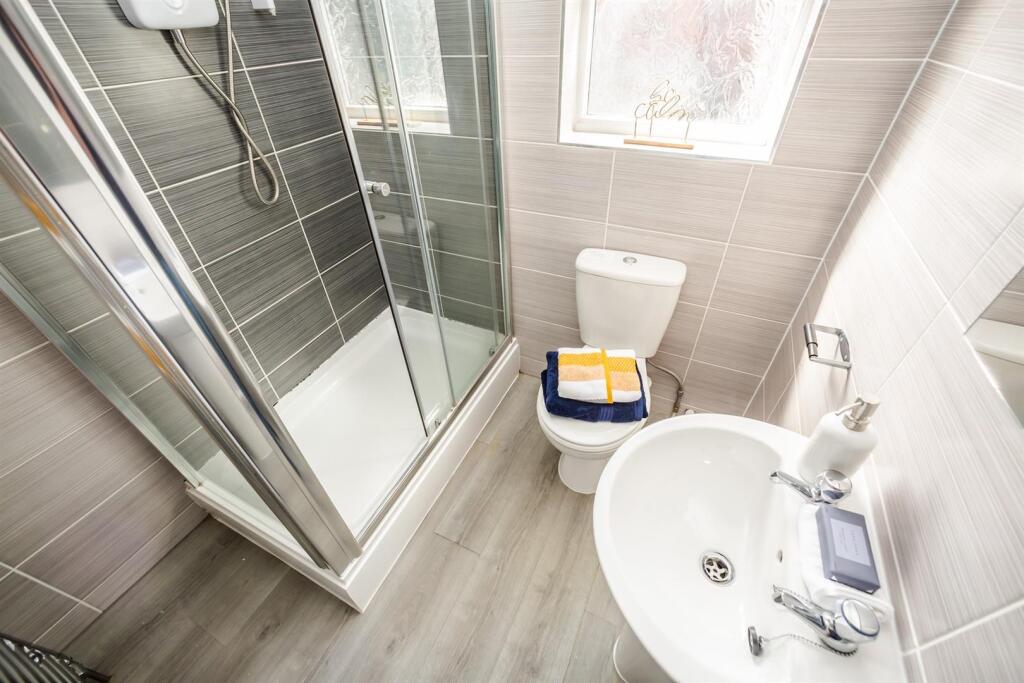 FalmouthSt17-bathroom1a-1800.jpg