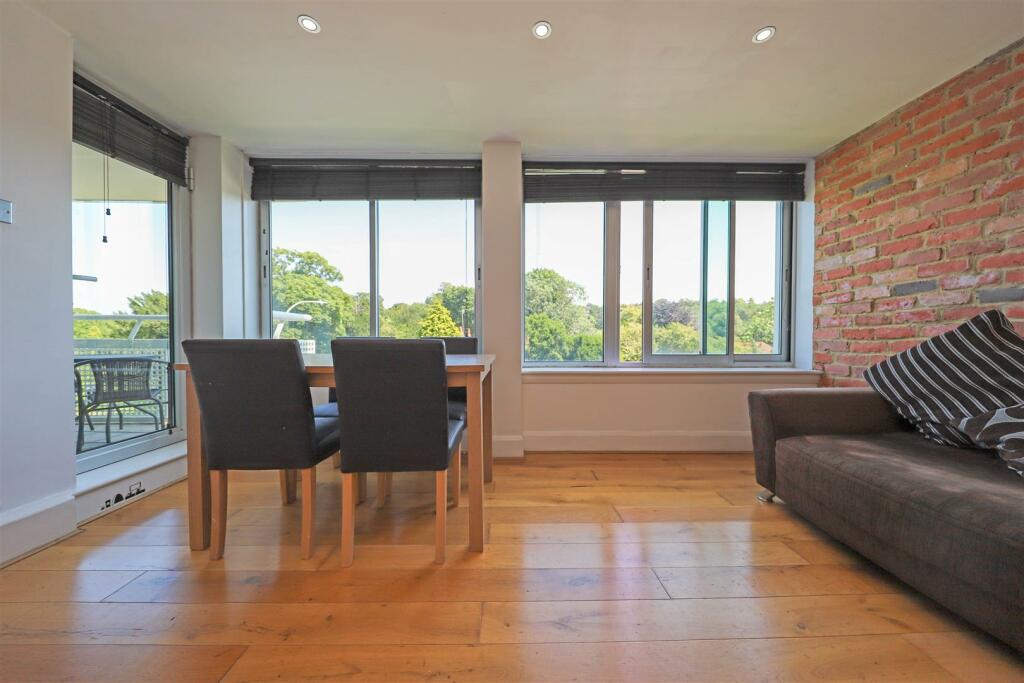 nicholas james park apartments living 1.jpg
