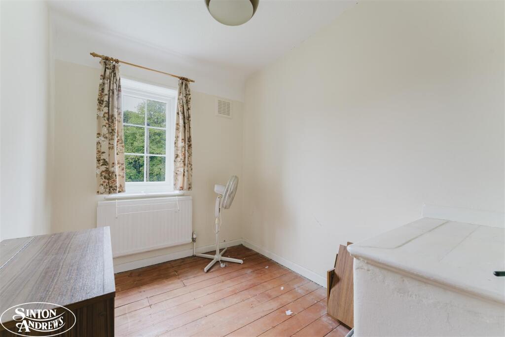 44 Westcott Bed 3.jpg