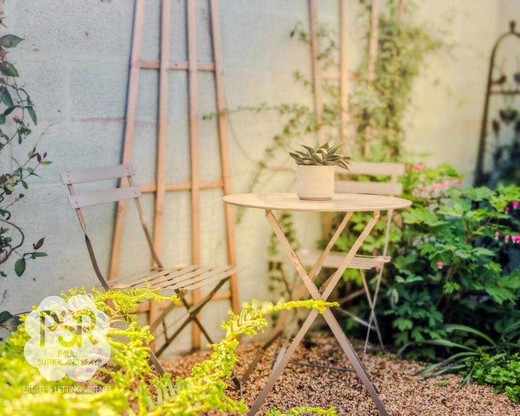 Private Rear Garden - Alfresco Dining Area