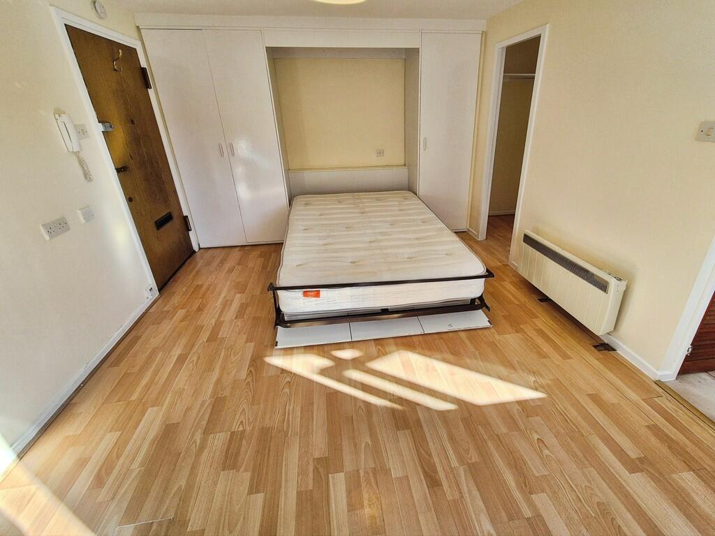 Living Room / Bed...