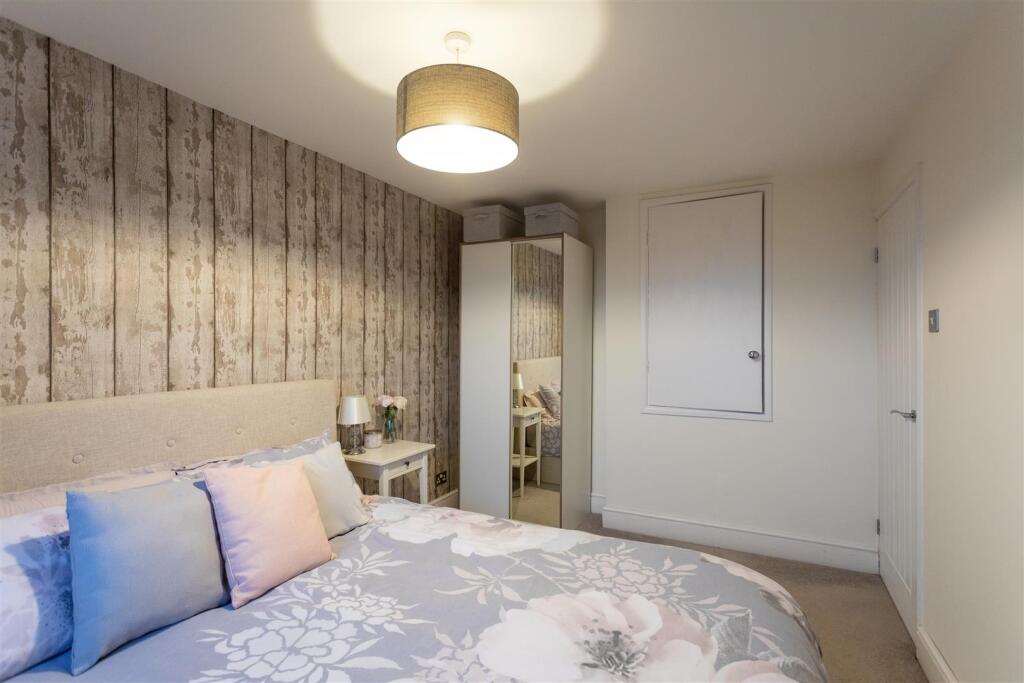 1 Redcar Close, Gedling, NG4 4EW-0021-Bedroom 1.jp