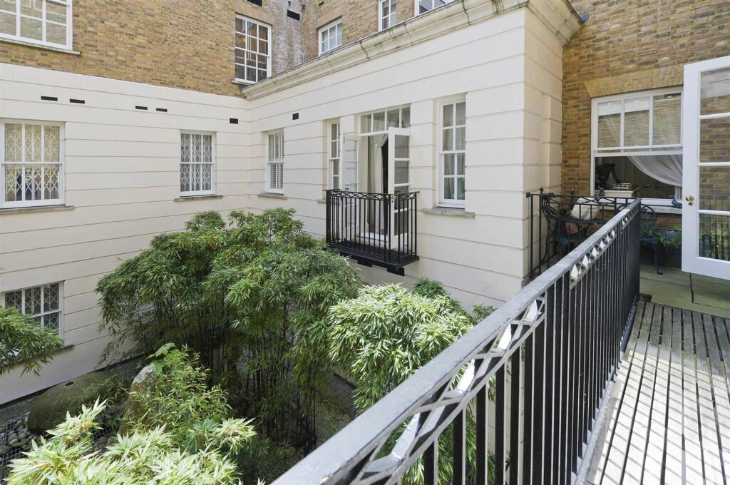 1b eaton sq-6993.jpg