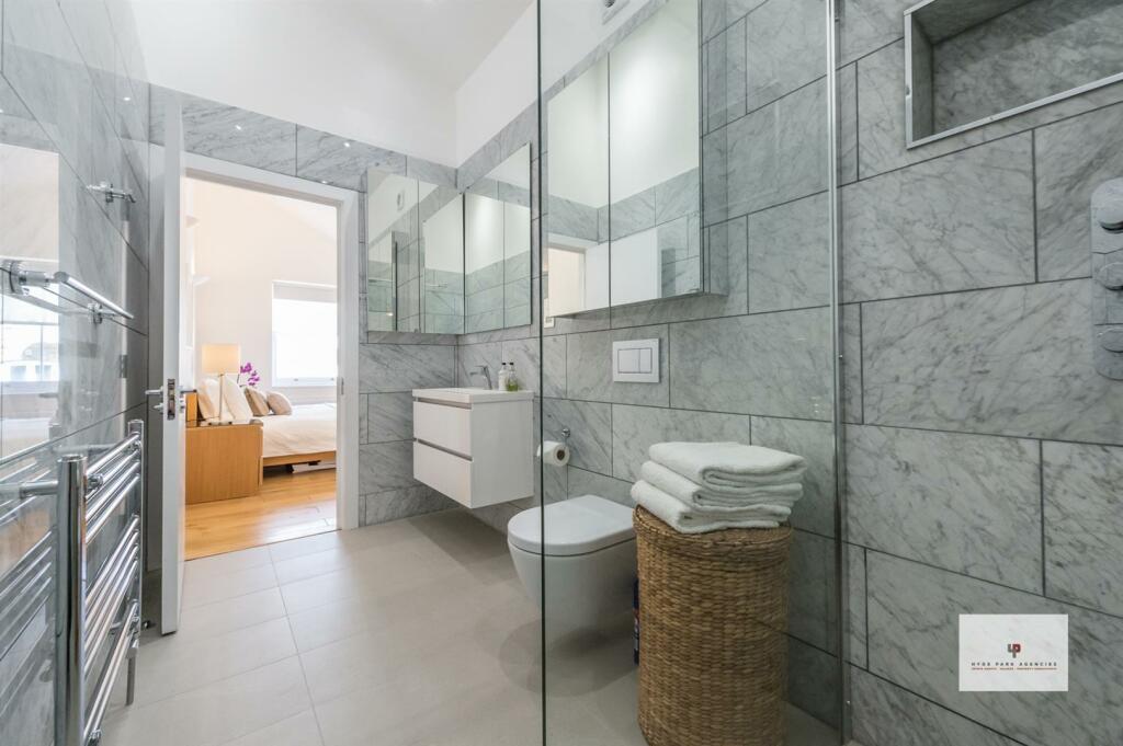 Ensuite bathroom.jpg