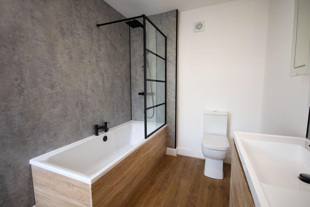 First Floor Main Bathroom
