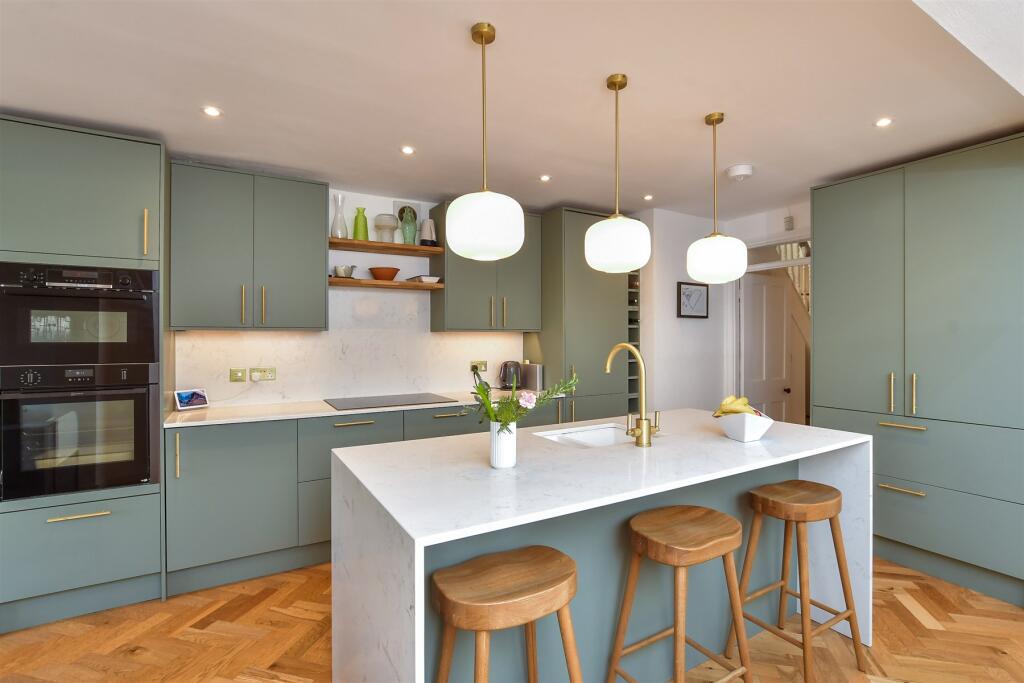 Kitchen/ Breakfast Area