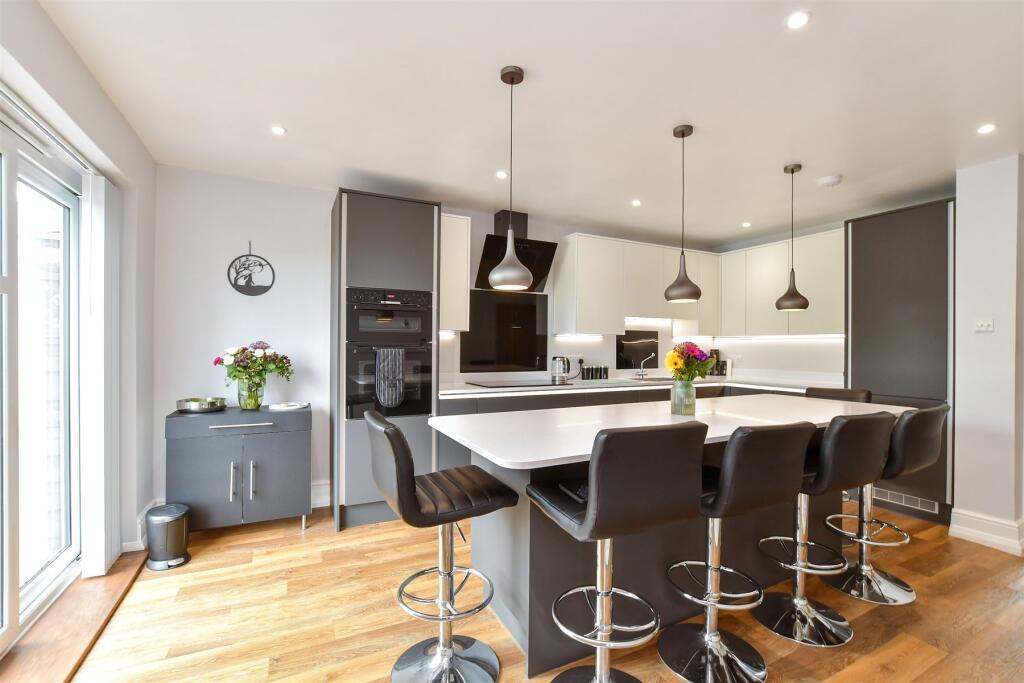 Kitchen/ Breakfast Room