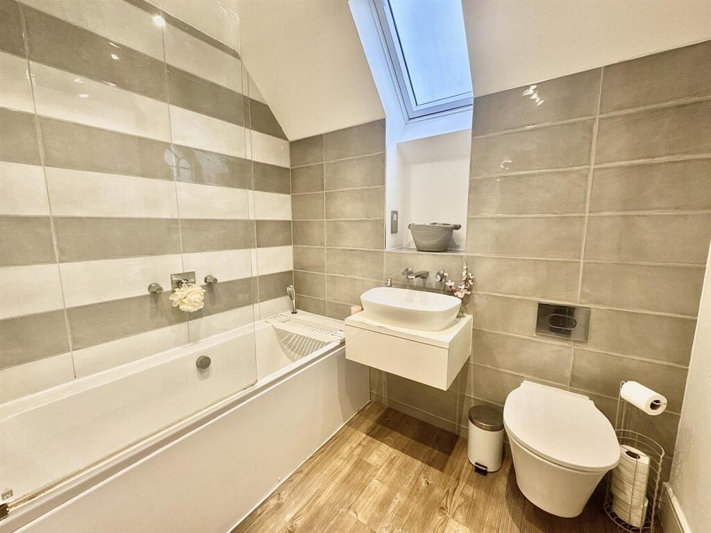 FAMILY BATHROOM /W.C.